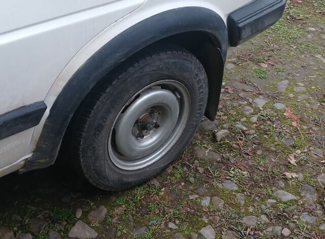 Белый Фольксваген Гольф, объемом двигателя 1.3 л и пробегом 389 тыс. км за 1550 $, фото 4 на Automoto.ua