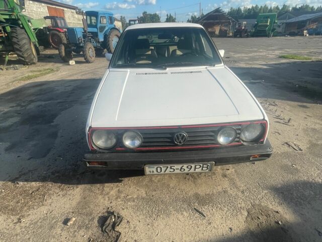 Белый Фольксваген Гольф, объемом двигателя 1.8 л и пробегом 200 тыс. км за 900 $, фото 5 на Automoto.ua