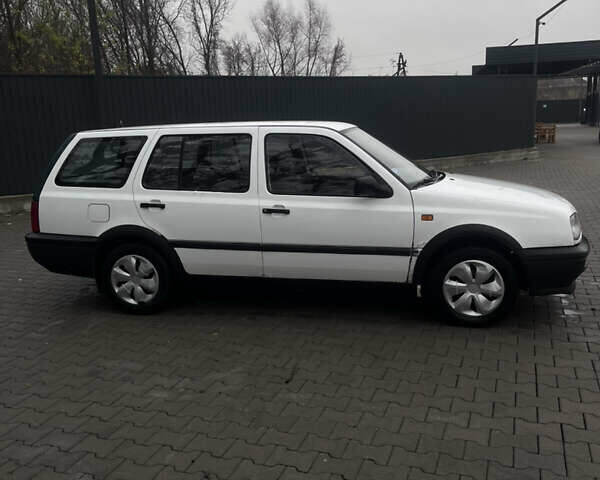 Белый Фольксваген Гольф, объемом двигателя 1.39 л и пробегом 130 тыс. км за 1450 $, фото 3 на Automoto.ua