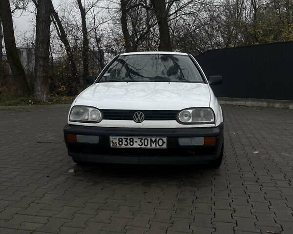 Белый Фольксваген Гольф, объемом двигателя 1.39 л и пробегом 130 тыс. км за 1450 $, фото 1 на Automoto.ua