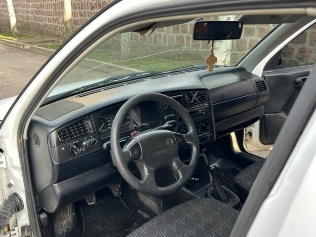 Белый Фольксваген Гольф, объемом двигателя 1.8 л и пробегом 330 тыс. км за 2400 $, фото 7 на Automoto.ua