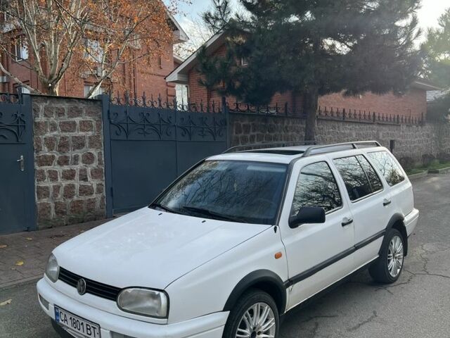 Белый Фольксваген Гольф, объемом двигателя 1.8 л и пробегом 330 тыс. км за 2400 $, фото 1 на Automoto.ua