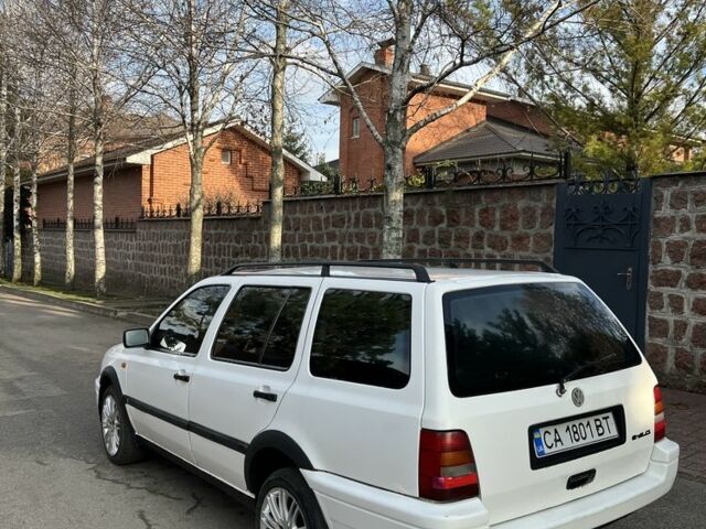 Белый Фольксваген Гольф, объемом двигателя 1.8 л и пробегом 330 тыс. км за 2400 $, фото 3 на Automoto.ua