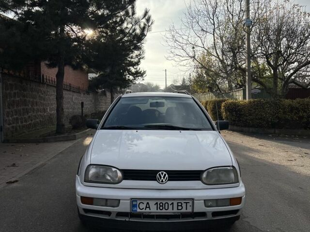 Белый Фольксваген Гольф, объемом двигателя 1.8 л и пробегом 330 тыс. км за 2400 $, фото 6 на Automoto.ua