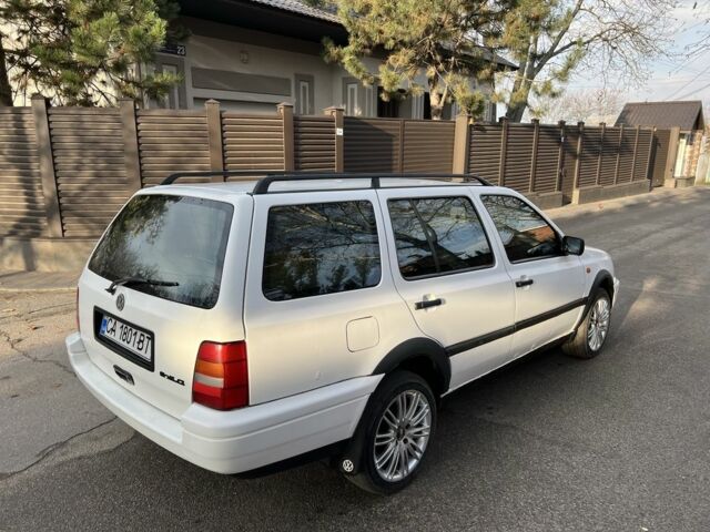 Белый Фольксваген Гольф, объемом двигателя 1.8 л и пробегом 330 тыс. км за 2400 $, фото 5 на Automoto.ua