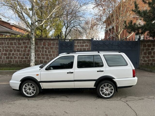 Белый Фольксваген Гольф, объемом двигателя 1.8 л и пробегом 330 тыс. км за 2400 $, фото 2 на Automoto.ua