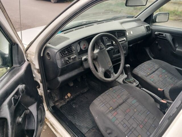 Белый Фольксваген Гольф, объемом двигателя 1.9 л и пробегом 267 тыс. км за 800 $, фото 4 на Automoto.ua