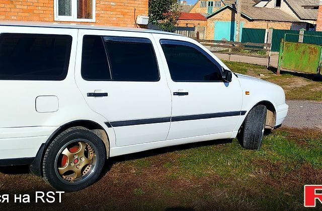 Белый Фольксваген Гольф, объемом двигателя 1.8 л и пробегом 250 тыс. км за 3000 $, фото 1 на Automoto.ua