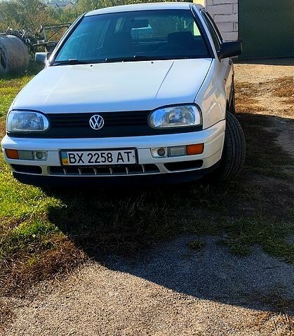 Белый Фольксваген Гольф, объемом двигателя 1.8 л и пробегом 250 тыс. км за 3000 $, фото 5 на Automoto.ua