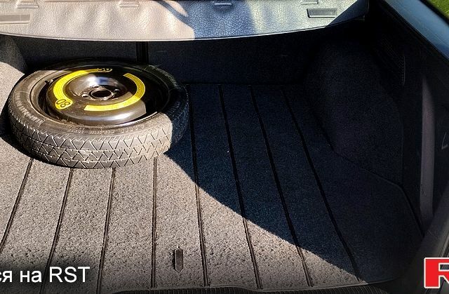 Белый Фольксваген Гольф, объемом двигателя 1.8 л и пробегом 250 тыс. км за 3000 $, фото 4 на Automoto.ua