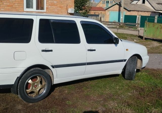 Белый Фольксваген Гольф, объемом двигателя 1.8 л и пробегом 250 тыс. км за 3000 $, фото 2 на Automoto.ua