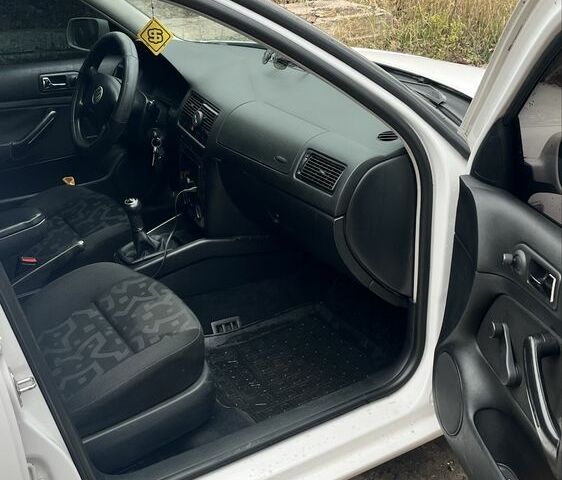 Белый Фольксваген Гольф, объемом двигателя 1.9 л и пробегом 330 тыс. км за 5800 $, фото 6 на Automoto.ua