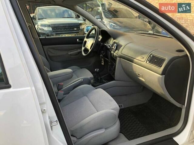 Белый Фольксваген Гольф, объемом двигателя 1.6 л и пробегом 175 тыс. км за 3250 $, фото 4 на Automoto.ua