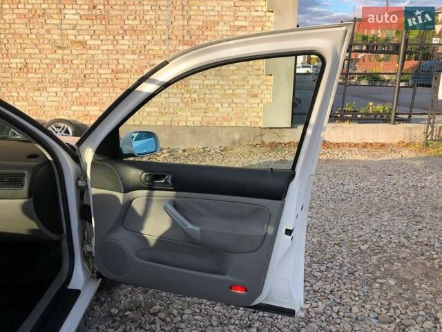 Белый Фольксваген Гольф, объемом двигателя 1.6 л и пробегом 175 тыс. км за 3250 $, фото 8 на Automoto.ua