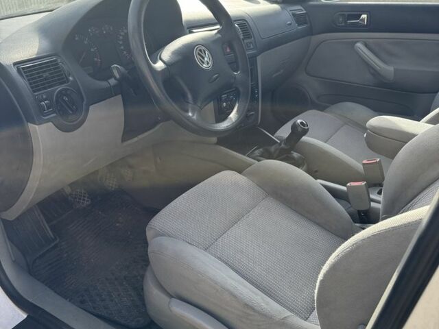 Білий Фольксваген Гольф, об'ємом двигуна 1.6 л та пробігом 176 тис. км за 2650 $, фото 10 на Automoto.ua