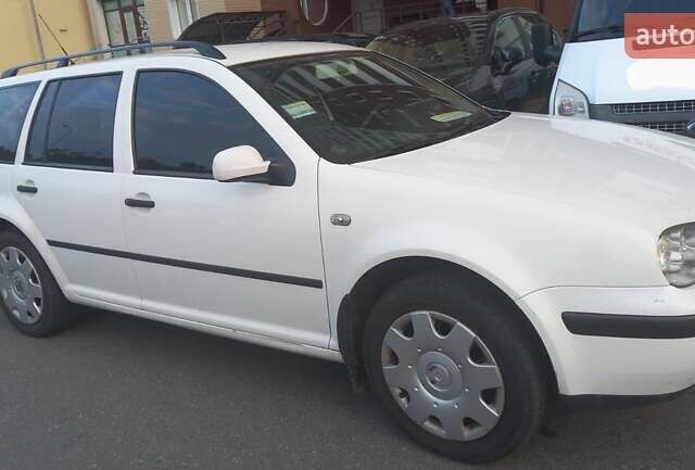 Белый Фольксваген Гольф, объемом двигателя 1.6 л и пробегом 298 тыс. км за 4400 $, фото 1 на Automoto.ua