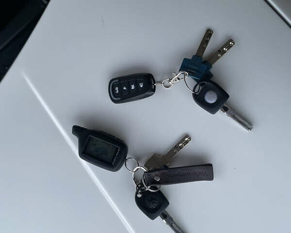 Белый Фольксваген Гольф, объемом двигателя 1.6 л и пробегом 284 тыс. км за 3600 $, фото 41 на Automoto.ua