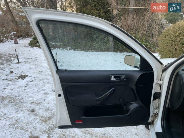 Белый Фольксваген Гольф, объемом двигателя 1.6 л и пробегом 284 тыс. км за 3600 $, фото 38 на Automoto.ua