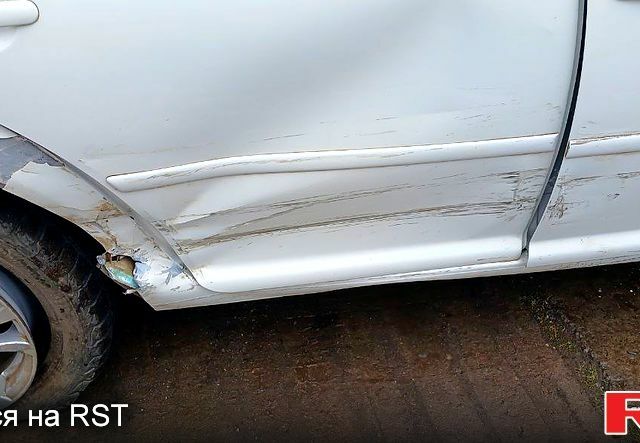 Белый Фольксваген Гольф, объемом двигателя 1.6 л и пробегом 270 тыс. км за 800 $, фото 1 на Automoto.ua