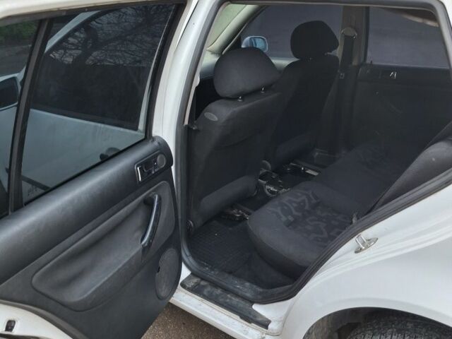 Белый Фольксваген Гольф, объемом двигателя 2 л и пробегом 100 тыс. км за 2500 $, фото 3 на Automoto.ua