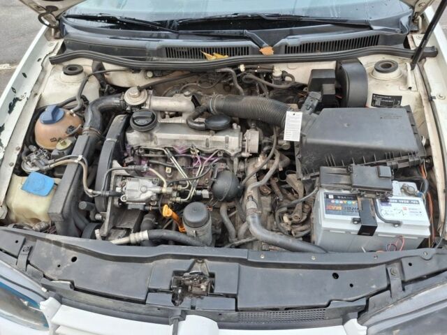 Белый Фольксваген Гольф, объемом двигателя 2 л и пробегом 100 тыс. км за 2500 $, фото 6 на Automoto.ua