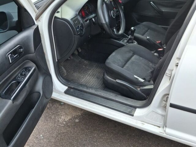 Белый Фольксваген Гольф, объемом двигателя 2 л и пробегом 100 тыс. км за 2500 $, фото 4 на Automoto.ua