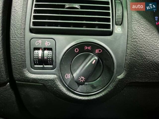 Белый Фольксваген Гольф, объемом двигателя 1.6 л и пробегом 204 тыс. км за 5555 $, фото 72 на Automoto.ua