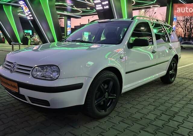 Белый Фольксваген Гольф, объемом двигателя 1.6 л и пробегом 204 тыс. км за 5555 $, фото 11 на Automoto.ua