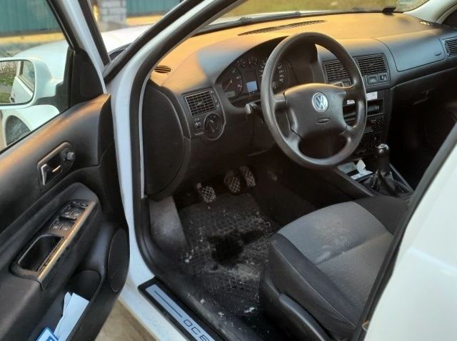 Білий Фольксваген Гольф, об'ємом двигуна 2 л та пробігом 150 тис. км за 5500 $, фото 6 на Automoto.ua