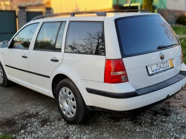 Белый Фольксваген Гольф, объемом двигателя 2 л и пробегом 150 тыс. км за 5500 $, фото 1 на Automoto.ua