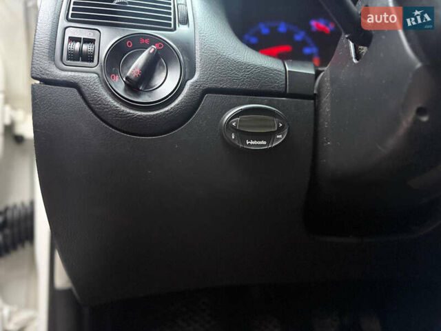 Білий Фольксваген Гольф, об'ємом двигуна 1.6 л та пробігом 244 тис. км за 4600 $, фото 15 на Automoto.ua