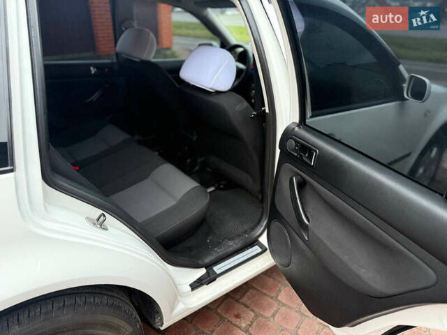 Білий Фольксваген Гольф, об'ємом двигуна 1.6 л та пробігом 244 тис. км за 4600 $, фото 12 на Automoto.ua