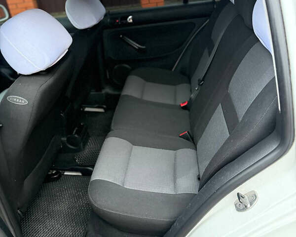 Білий Фольксваген Гольф, об'ємом двигуна 1.6 л та пробігом 244 тис. км за 4600 $, фото 11 на Automoto.ua