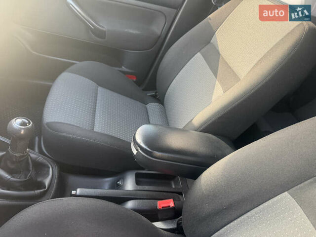 Білий Фольксваген Гольф, об'ємом двигуна 1.6 л та пробігом 243 тис. км за 4400 $, фото 28 на Automoto.ua