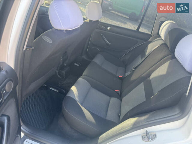 Білий Фольксваген Гольф, об'ємом двигуна 1.6 л та пробігом 243 тис. км за 4400 $, фото 29 на Automoto.ua