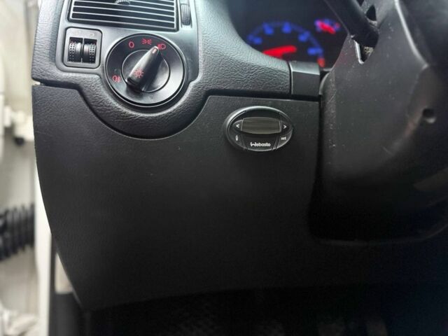 Білий Фольксваген Гольф, об'ємом двигуна 1.6 л та пробігом 244 тис. км за 4600 $, фото 5 на Automoto.ua