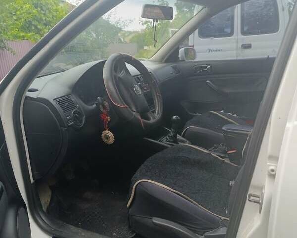 Белый Фольксваген Гольф, объемом двигателя 1.6 л и пробегом 206 тыс. км за 3499 $, фото 1 на Automoto.ua