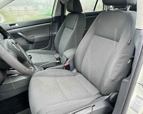 Белый Фольксваген Гольф, объемом двигателя 1.6 л и пробегом 185 тыс. км за 6600 $, фото 17 на Automoto.ua