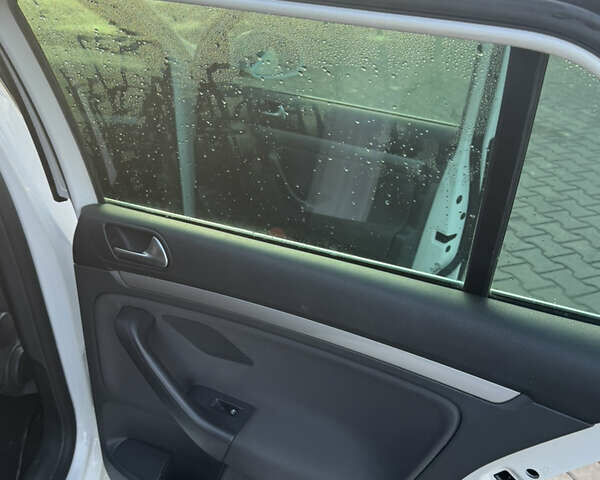 Белый Фольксваген Гольф, объемом двигателя 1.4 л и пробегом 202 тыс. км за 5900 $, фото 24 на Automoto.ua