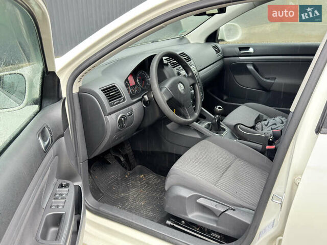 Белый Фольксваген Гольф, объемом двигателя 1.6 л и пробегом 185 тыс. км за 6600 $, фото 14 на Automoto.ua