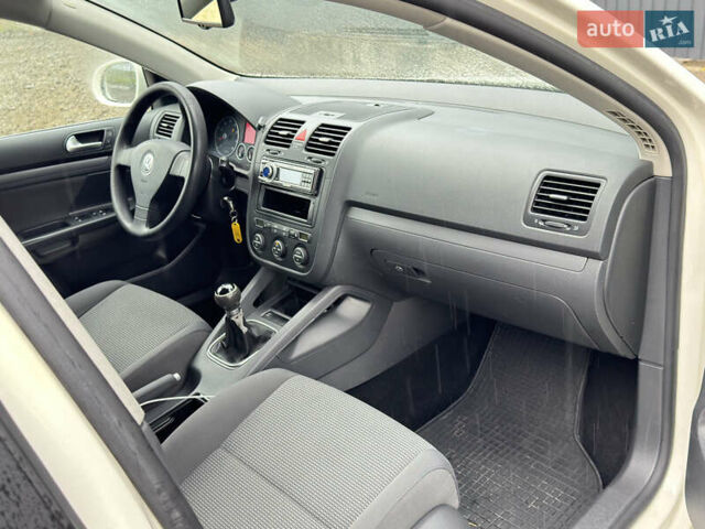 Белый Фольксваген Гольф, объемом двигателя 1.6 л и пробегом 185 тыс. км за 6600 $, фото 18 на Automoto.ua