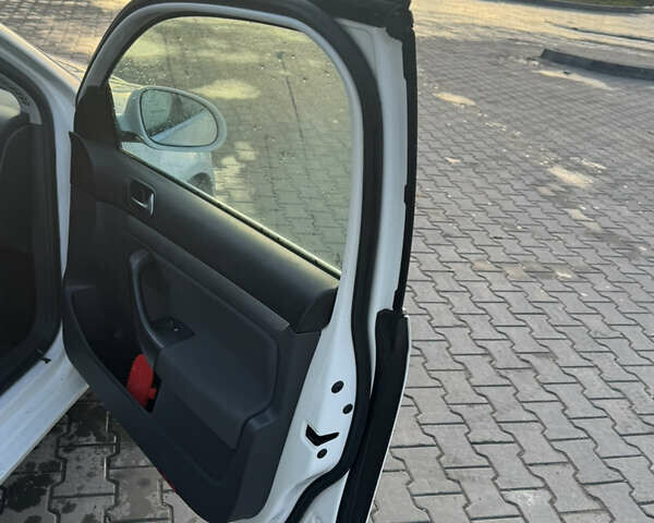 Белый Фольксваген Гольф, объемом двигателя 1.4 л и пробегом 202 тыс. км за 5900 $, фото 25 на Automoto.ua