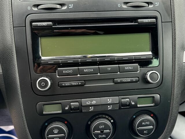 Белый Фольксваген Гольф, объемом двигателя 1.6 л и пробегом 217 тыс. км за 6400 $, фото 8 на Automoto.ua