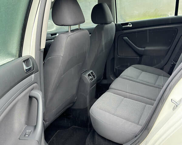 Белый Фольксваген Гольф, объемом двигателя 1.6 л и пробегом 185 тыс. км за 6600 $, фото 15 на Automoto.ua