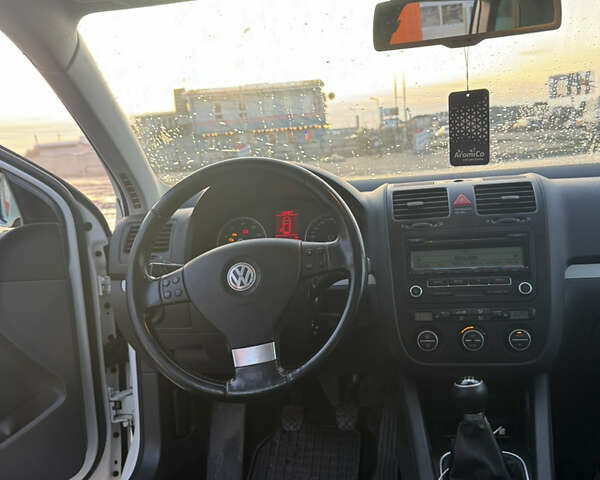 Белый Фольксваген Гольф, объемом двигателя 1.4 л и пробегом 202 тыс. км за 5900 $, фото 28 на Automoto.ua