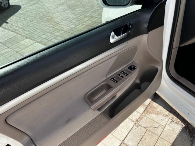 Білий Фольксваген Гольф, об'ємом двигуна 1.6 л та пробігом 225 тис. км за 6999 $, фото 5 на Automoto.ua