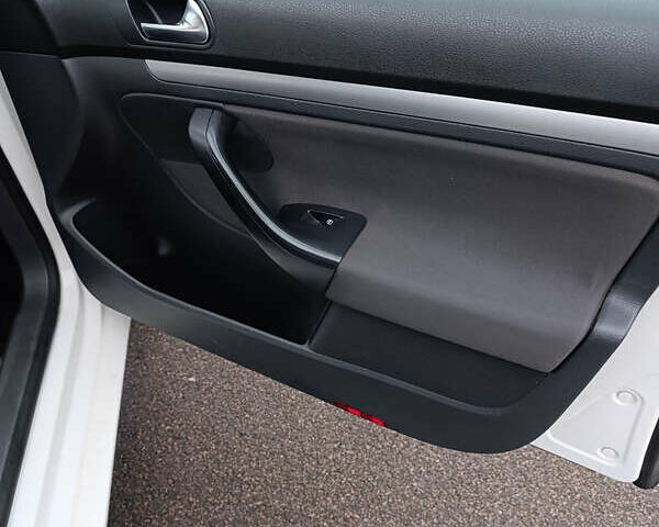 Белый Фольксваген Гольф, объемом двигателя 1.9 л и пробегом 247 тыс. км за 5950 $, фото 7 на Automoto.ua