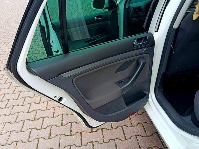 Белый Фольксваген Гольф, объемом двигателя 1.6 л и пробегом 203 тыс. км за 6900 $, фото 5 на Automoto.ua