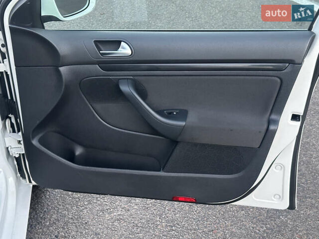 Белый Фольксваген Гольф, объемом двигателя 1.4 л и пробегом 213 тыс. км за 7799 $, фото 40 на Automoto.ua