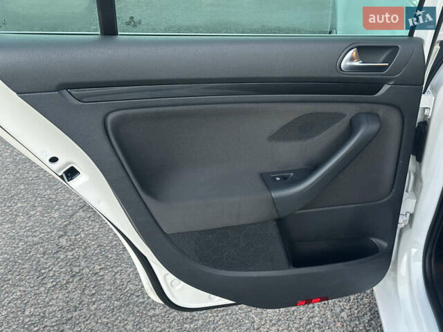 Белый Фольксваген Гольф, объемом двигателя 1.4 л и пробегом 213 тыс. км за 7799 $, фото 35 на Automoto.ua